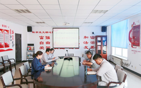标题：华德牧草公司党委开展党纪学习教育专题学习
浏览次数：837
发表时间：2024-05-24