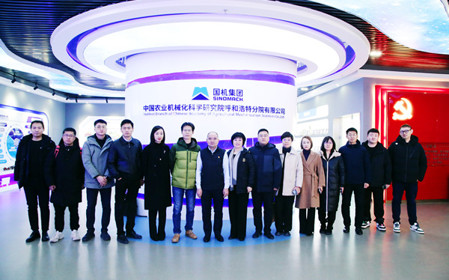 标题：蒙草集团总裁朱长虹一行到呼和浩特分院调研交流
浏览次数：1038
发表时间：2024-12-20